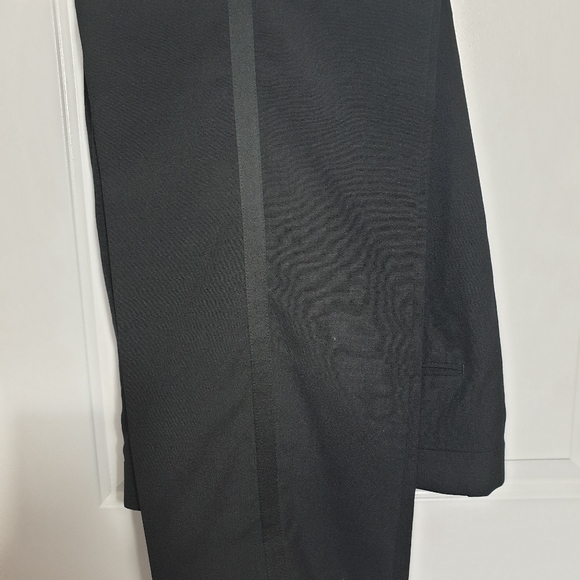 Yves Saint Laurent Classy 930 Tuxedo - Picture 7 of 8